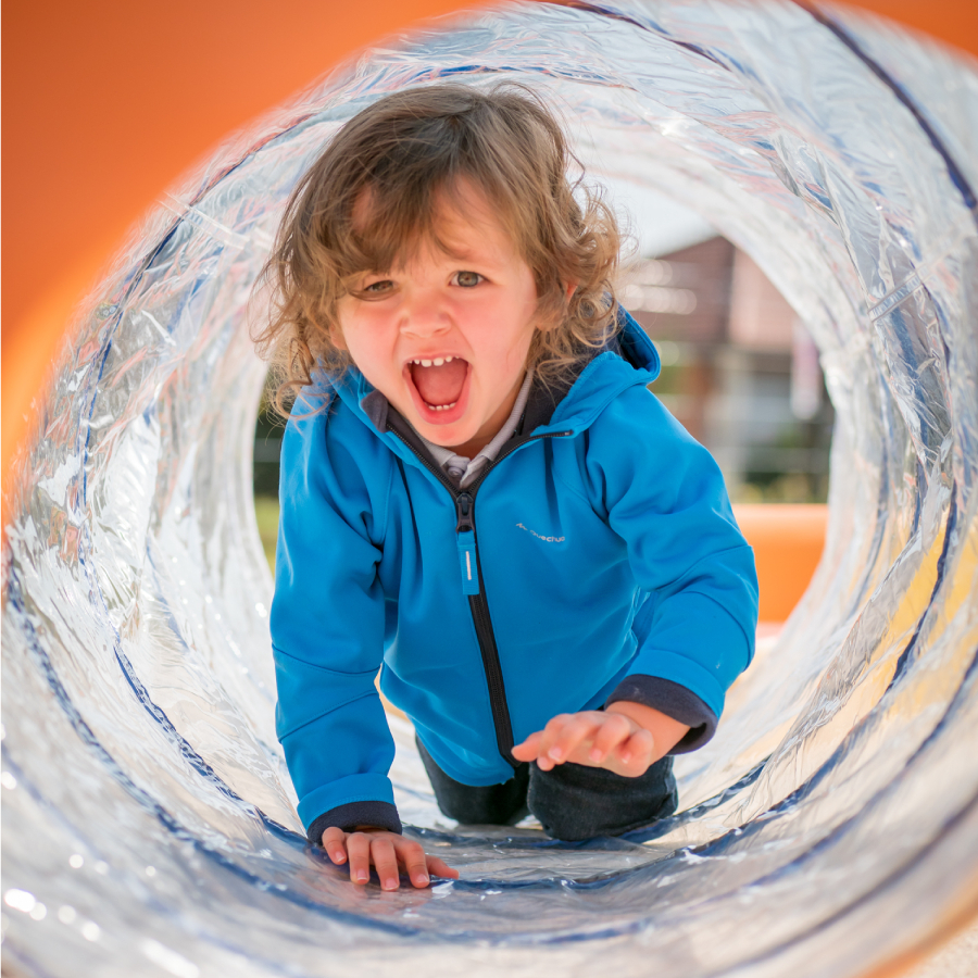 Open space agréable avec des salariés en discussion